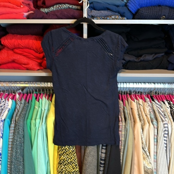 Loft navy with embroidery details sleeveless scoop neck top size XS - Picture 3 of 3